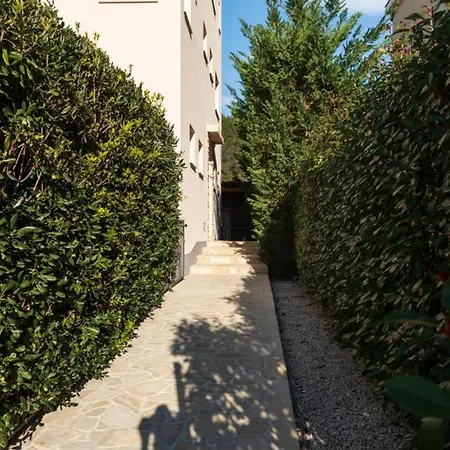 La Prima Olivia Apartman *