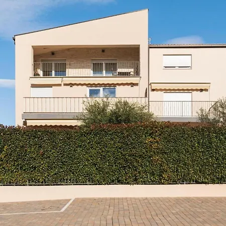 La Prima Olivia Apartman *